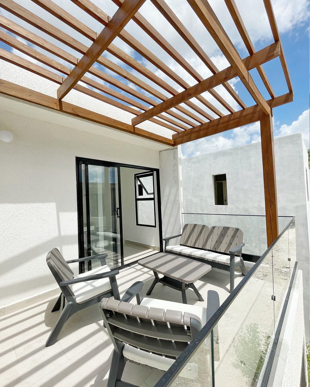 Terraza con pérgola de la casa modelo de Atalía Villas